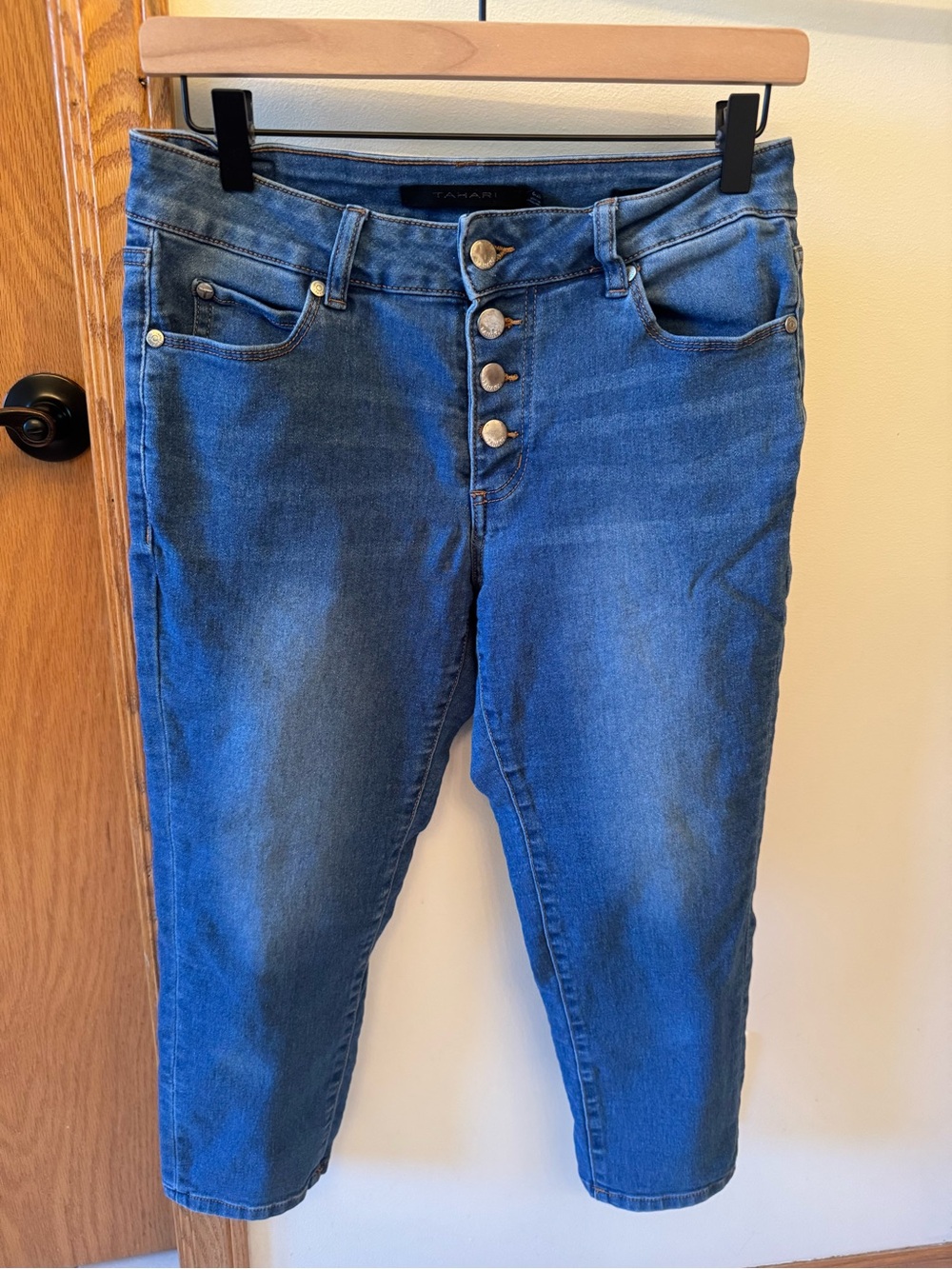 Tahari Blue Mid-Rise Button-Fly Capri Jeans EUC size 6/28
